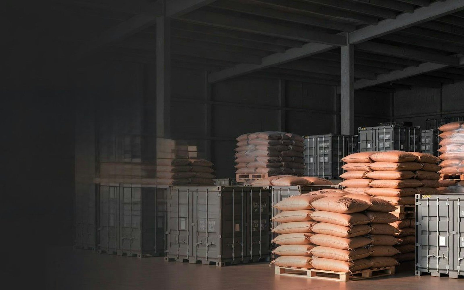 Paletes de sacaria empilhados em armazém industrial