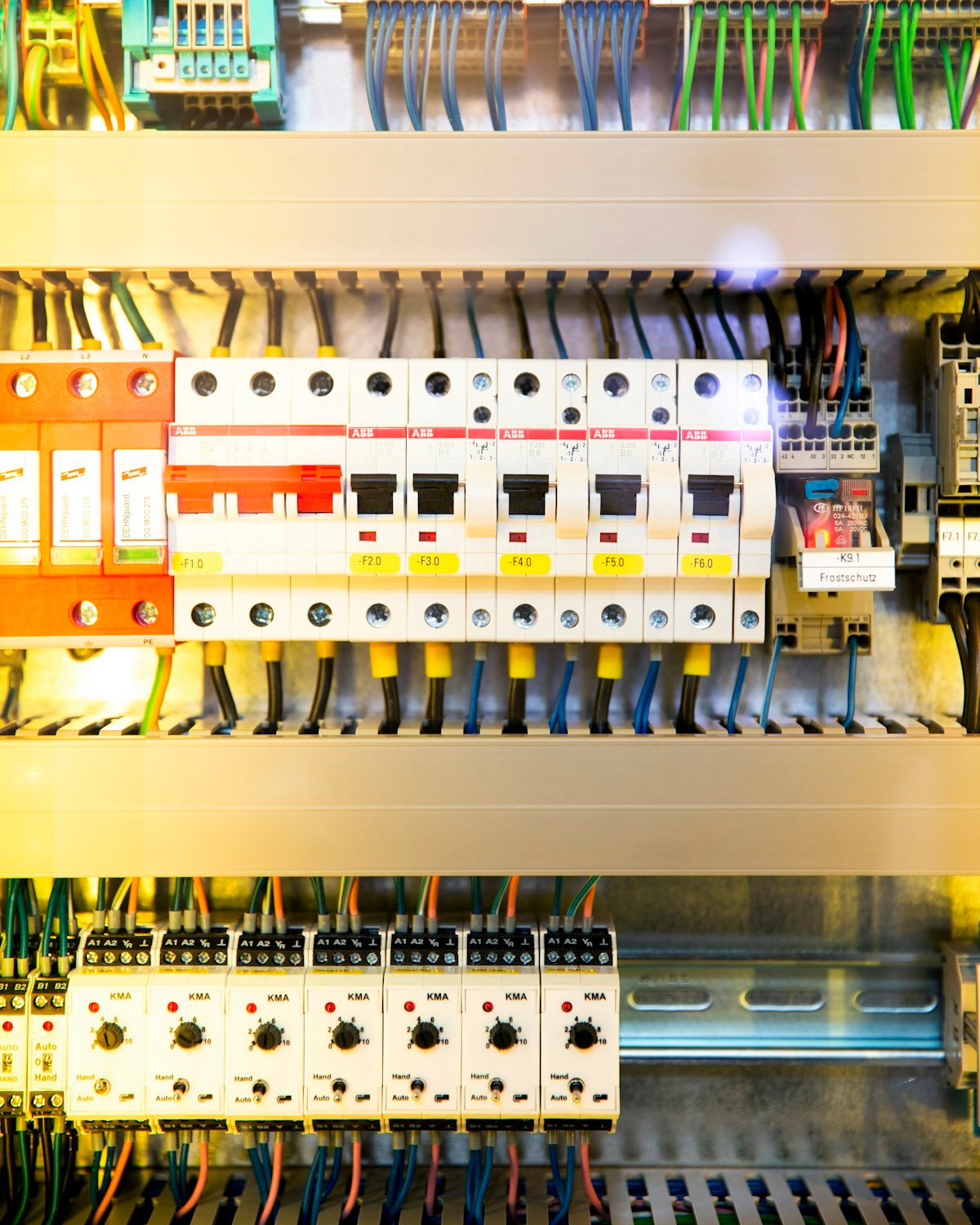 Quadro elétrico com disjuntores e fiação organizada