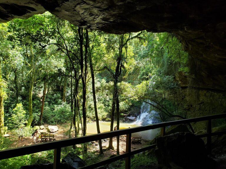 Cascata e Caverna dos Bugres